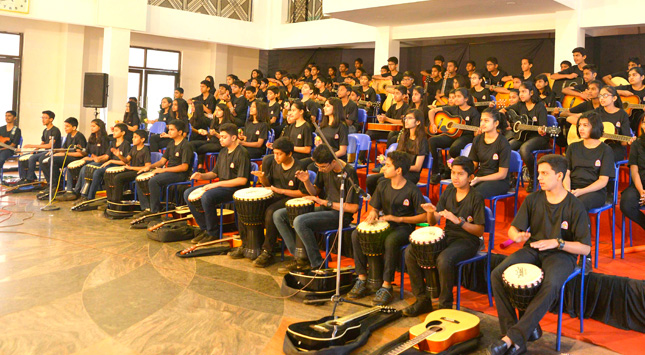 STUDENTS CREATE RECORD OF PLAYING 
										NATIONAL ANTHEM ON 100 GUITARS