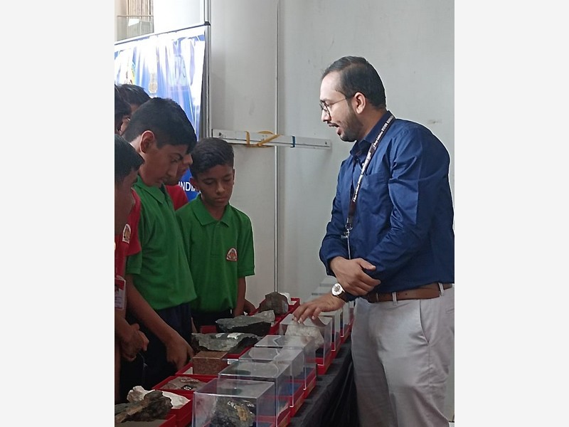 Students Embark on an Enlightening Educational Visit to 'Vision Karnataka 2025'